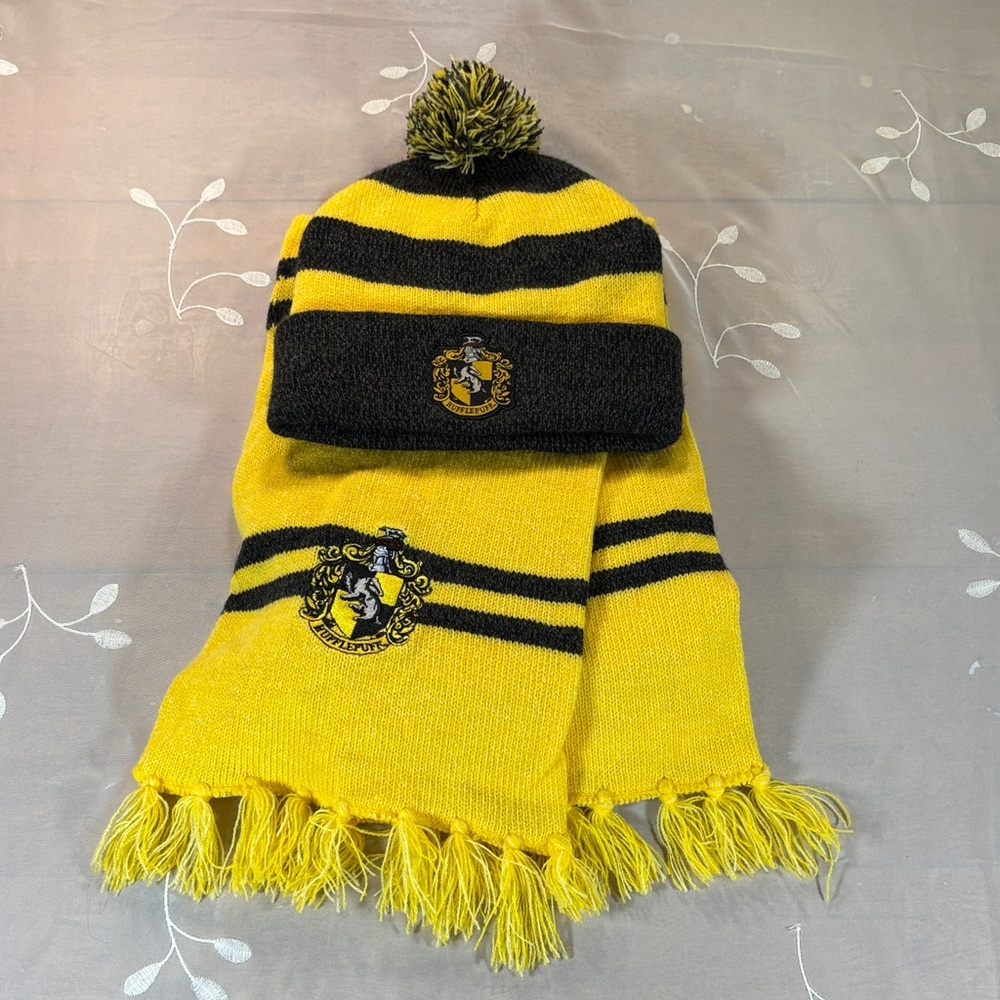 Hufflepuff House Hogwarts Beanie Hat and Scarf Set Harry Potter Univers Unisex